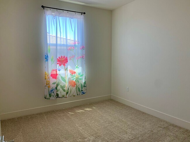 Building Photo - 4 Bedroom Home in Hollister with 3 Full Bathrooms and Central A/C