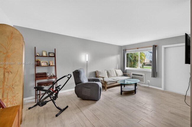 Building Photo - 419 S Crescent Dr