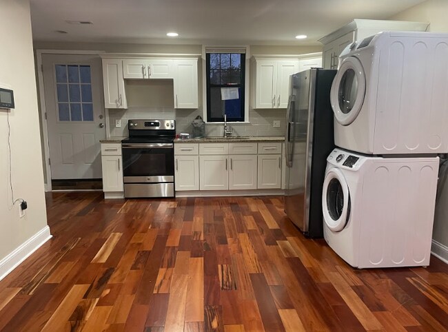 Building Photo - 3639 Lancaster Ave