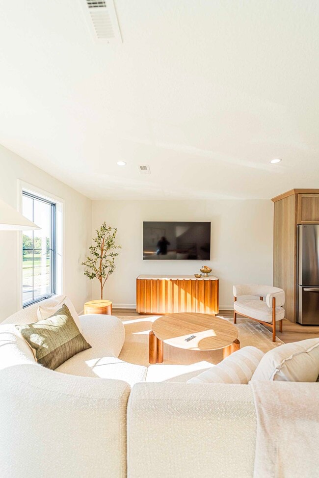 Building Photo - 14550 South Ave