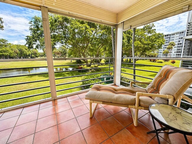 Building Photo - 4015 W Palm Aire Dr