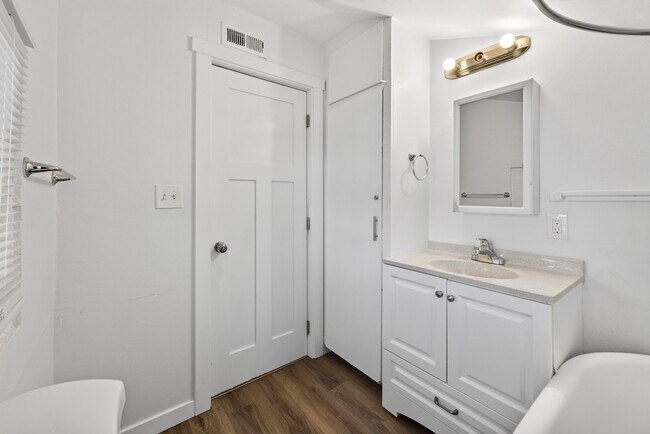 Building Photo - Modern 1-Bed Apartment in Heart of Tacoma