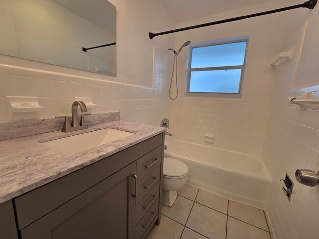 Building Photo - 1810 NE 56th St