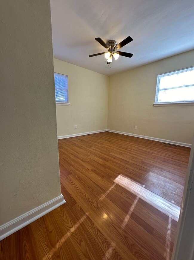 Building Photo - Malibu-4 Bedroom 2 Bath Single Family home