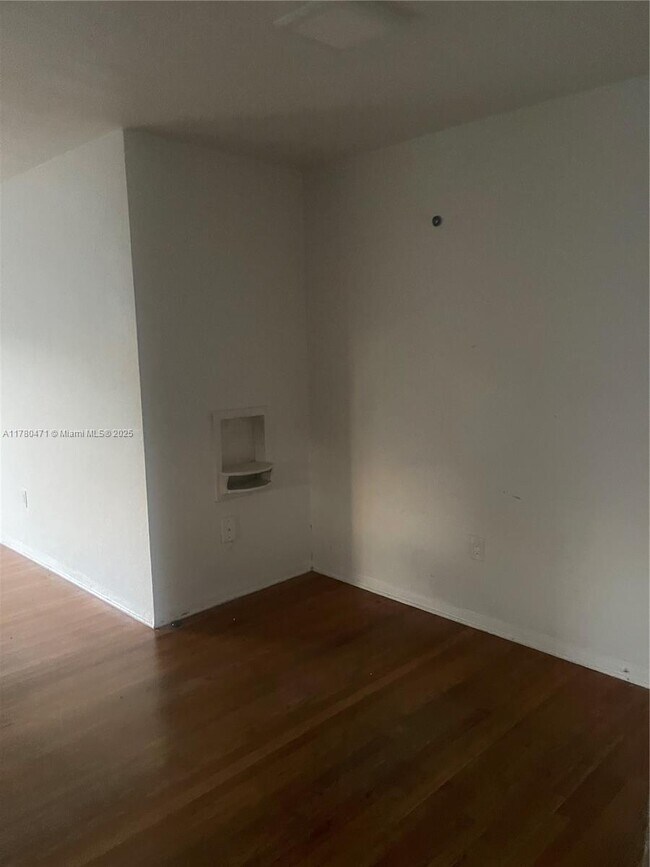 Building Photo - 1000 Biarritz Dr
