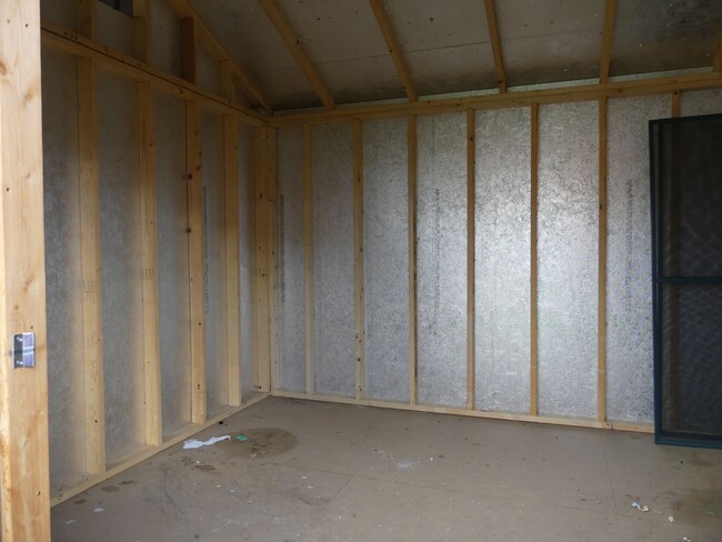 Building Photo - Remodeled 4 bedroom! Fenced backyard! 2 Ca...