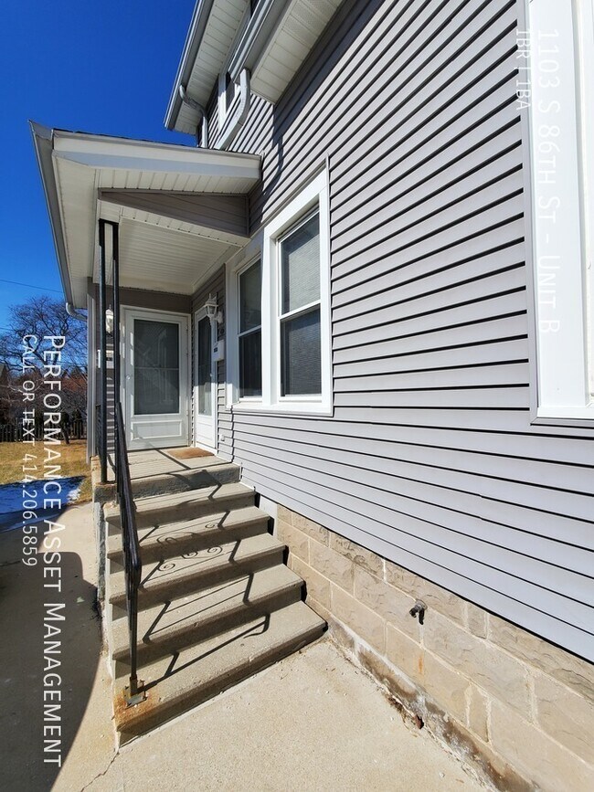 Building Photo - 1103 S 86th St