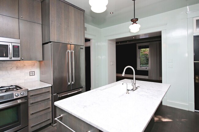 Building Photo - Historic North Downtown Residence with Modern Updates and Prime Location