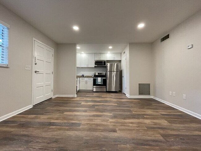 Building Photo - 129 E Amelia St