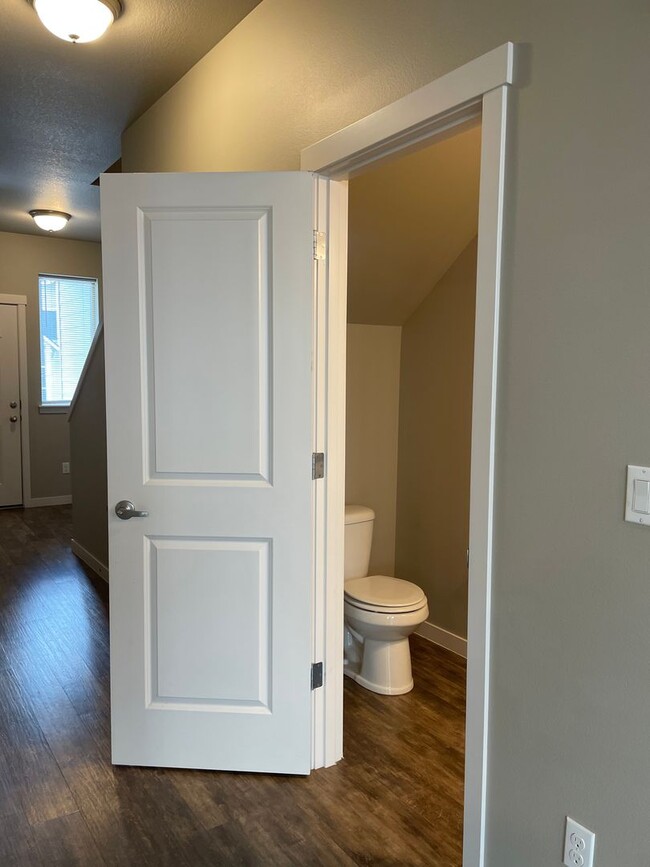 Building Photo - Goregous 3 Bedroom Home Ready for Hot Summ...