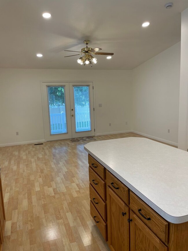 Building Photo - Desirable Kaysville Area/ 5 Bedroom Home