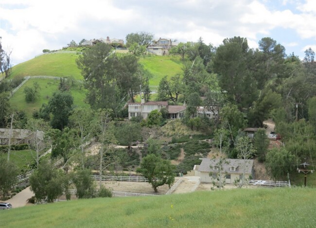 Building Photo - 5 Bed, 4.5 bath estate located in guard gated Hidden Hills Neighborhood