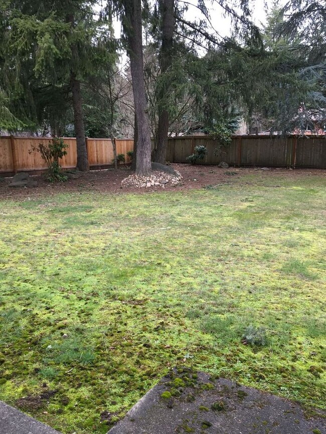 Building Photo - 2 story home in the Puyallup close to shop...