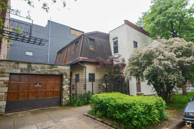 Building Photo - 2823 W Shakespeare Ave