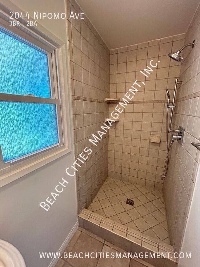 Building Photo - 2044 Nipomo Ave