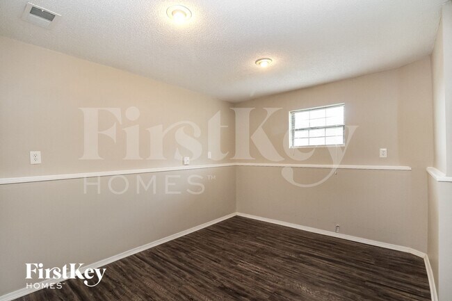 Building Photo - 11536 N Woodland Ave