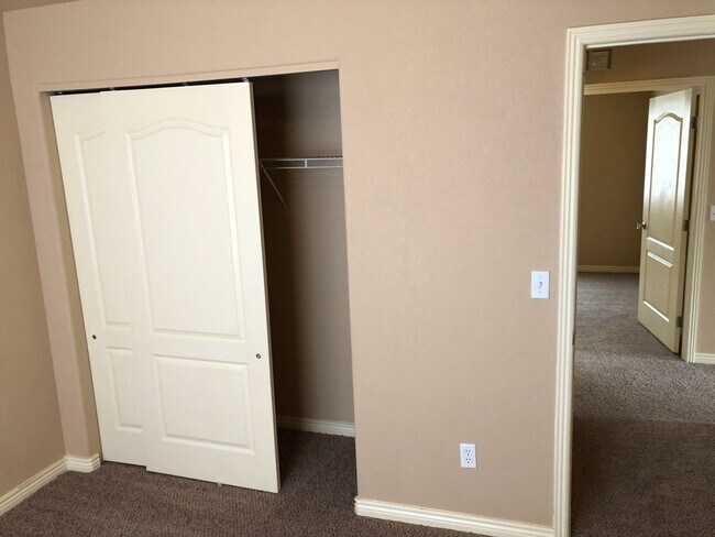 Building Photo - Duplex Town Home Rancher One Level Living