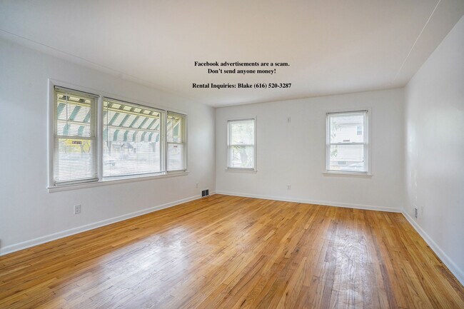 Living room (photo 1) - 205 National Ave NW