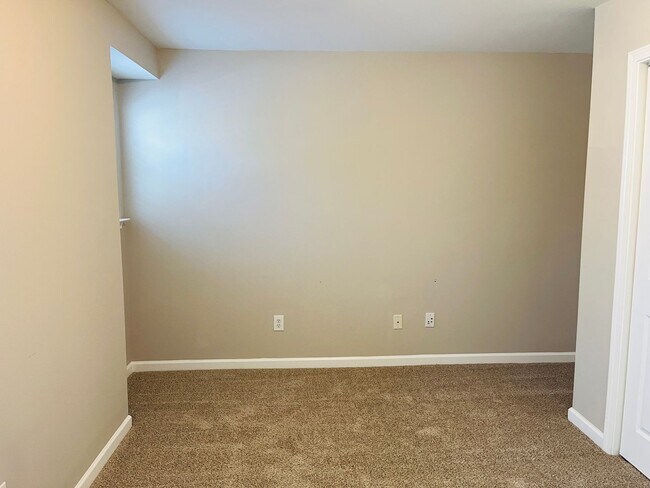 Building Photo - Prime location, lots of extra sqft, fenced...