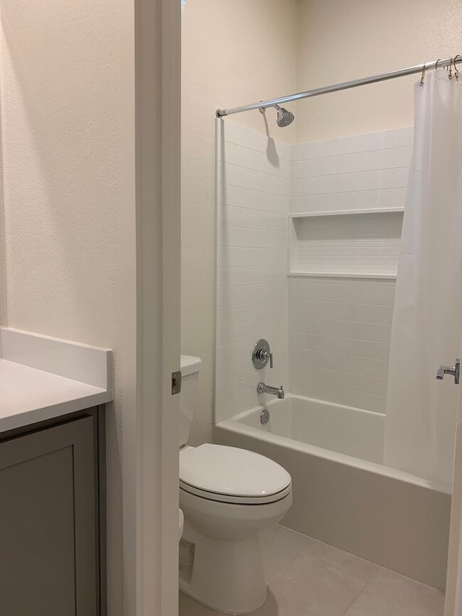 Building Photo - 4 Bedroom Home in Hollister