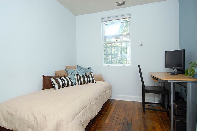 Building Photo - 1921 9 1/2 St NW