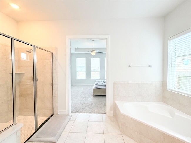 Building Photo - 6610 Lake Oasis Dr