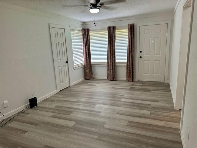 Building Photo - 530 Edgebrook Dr