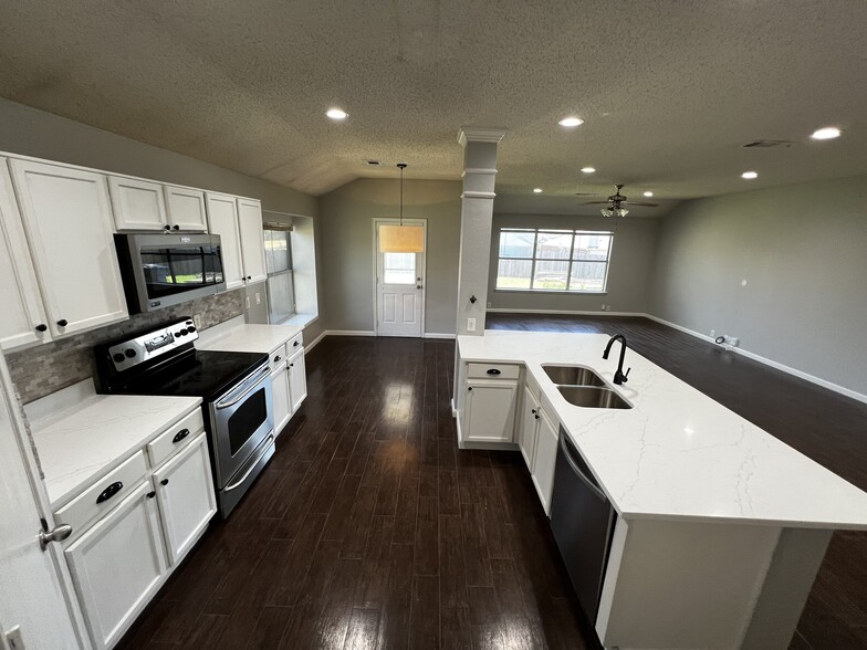 Building Photo - 1510 Shady Shores Dr