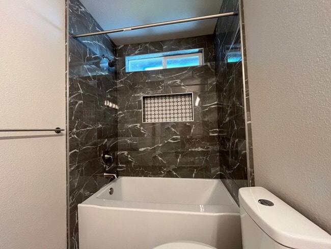 Building Photo - Remodeled cozy home in North Redding!