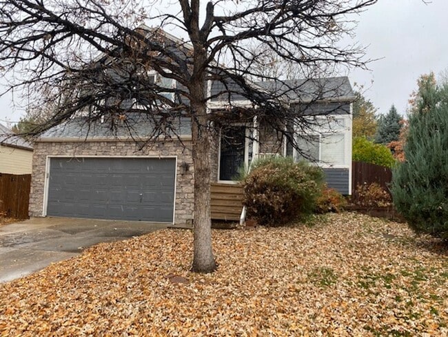 Building Photo - Stratford Lake 4-Level