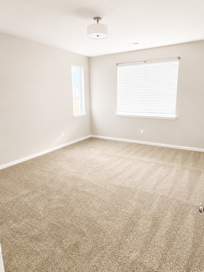 Building Photo - Beautiful 4 Bed + Bonus Room Home Near JBLM Pet Friendly