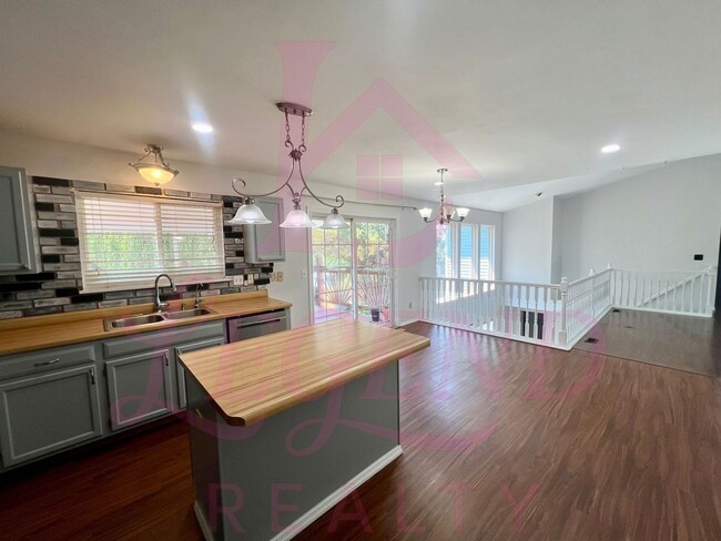 Building Photo - MOVE IN READY - Atrium Ranch for Rent in O...