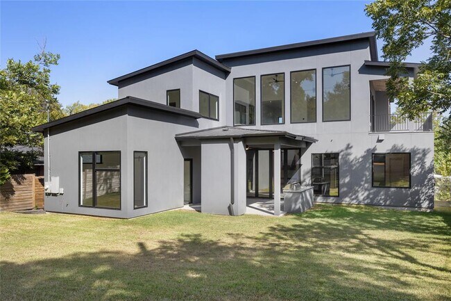Building Photo - 2905 Westhill Dr