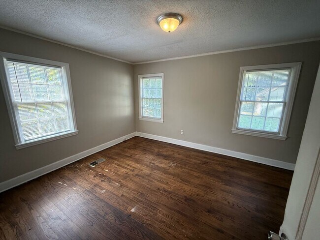 Building Photo - Great family-friendly home with 3 beds and...