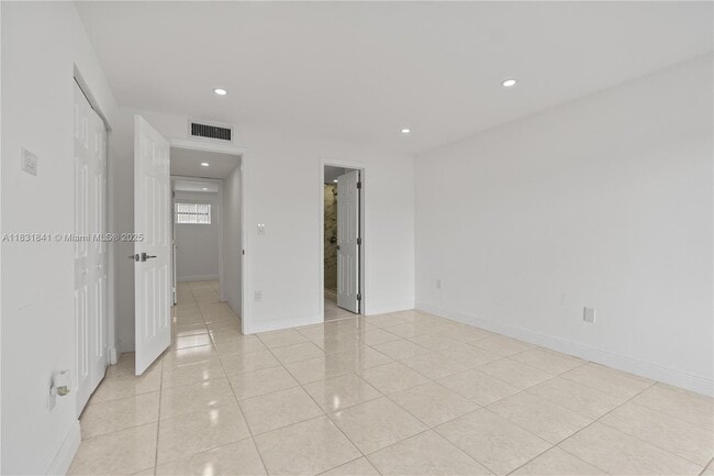 Building Photo - 9373 Fontainebleau Blvd