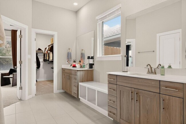 Building Photo - 1008 Summer Gln