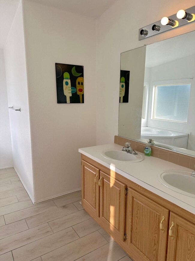 Building Photo - 14777 Palm Dr