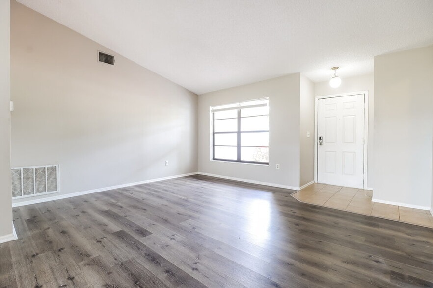 Building Photo - 2225 Hidden Meadows Dr E