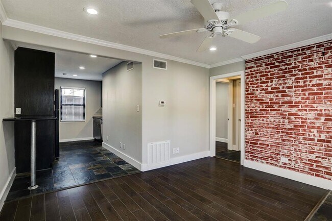 Building Photo - 1501 Hyde Park Blvd