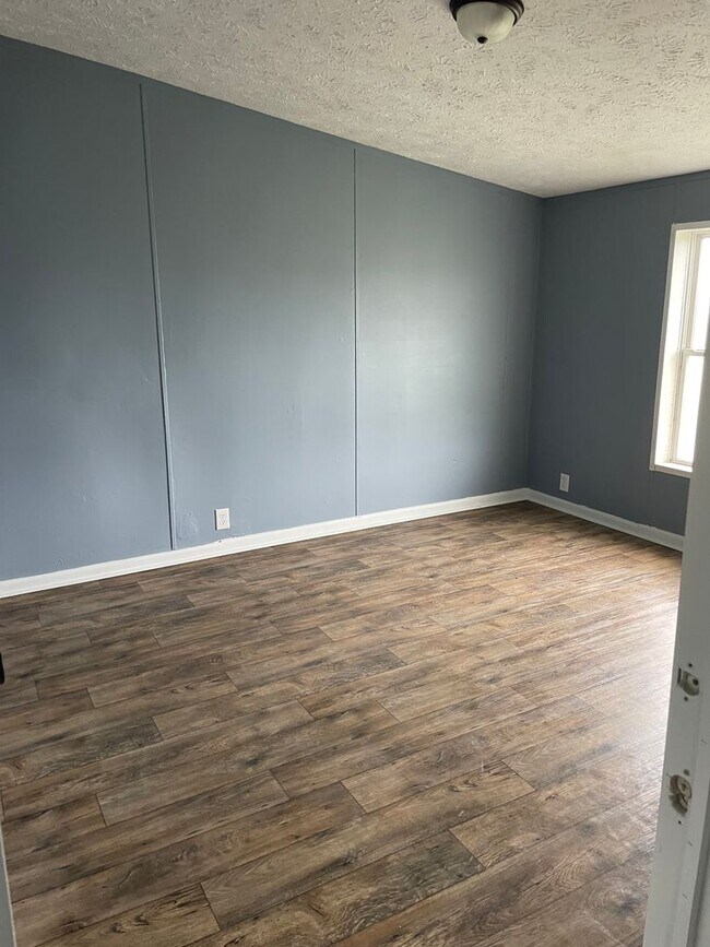 Building Photo - 4 bedroom, 2 bath doublewide trailer