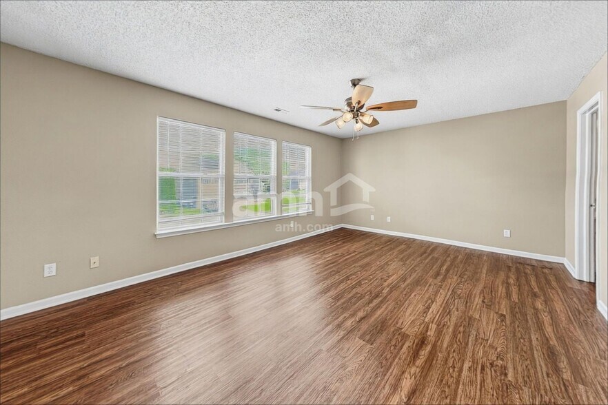 Building Photo - 10981 Clear Spring Dr