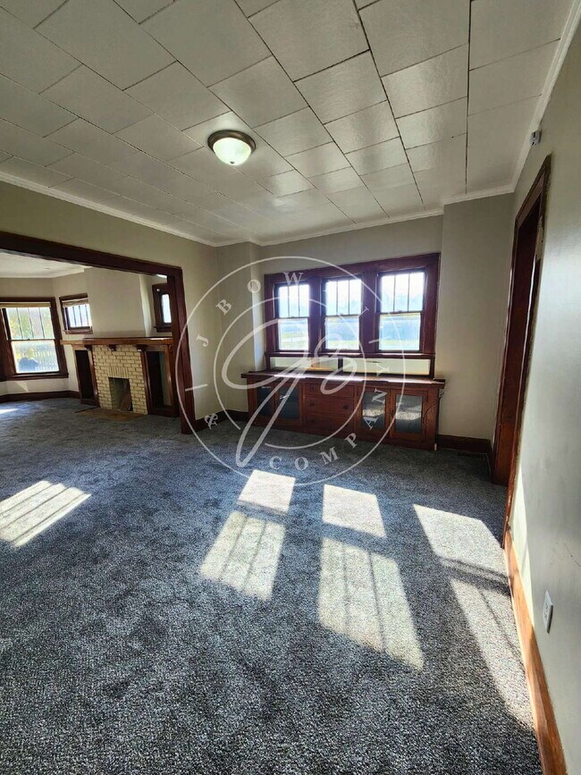 Building Photo - 1200 Sq foot lower duplex! Tons of space and character! Water included!