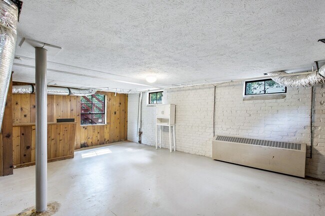 Building Photo - 2 BR, 1.5 BA, Basement, Granite Hills Area