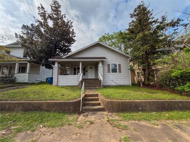 Building Photo - 114 E Hull St