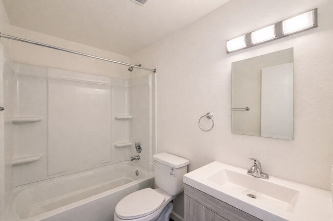 Building Photo - Palmdale Apartment 2 bedroom