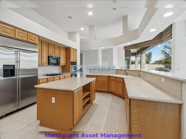 Building Photo - 4 bed, 3 bath in a Must-Have location