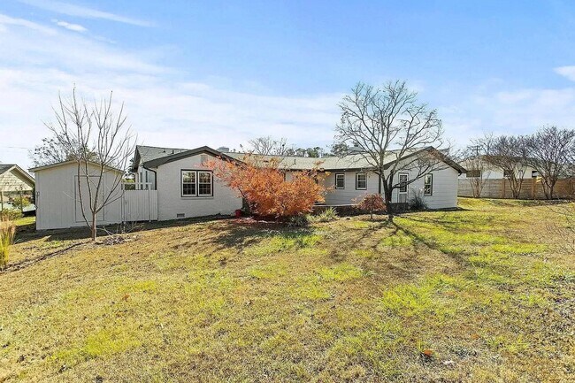 Building Photo - 305 Hillside Dr