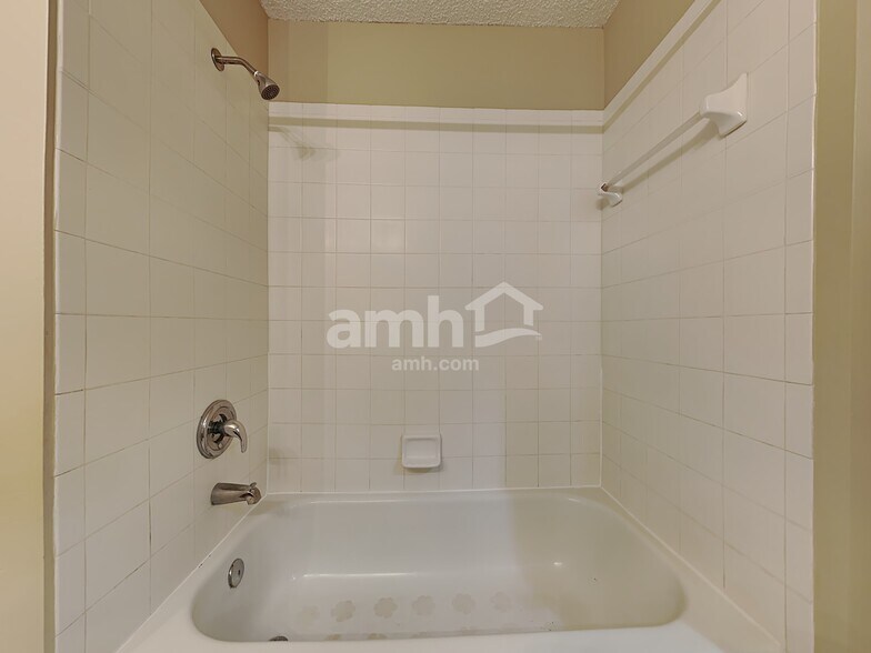 Building Photo - 8220 Abbeyfield Dr