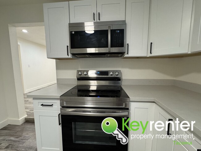Building Photo - Fully Renovated 4-Bedroom Home with in Lak...