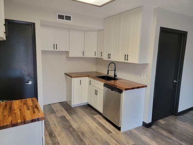 Building Photo - Newly renovated 2 Bed 1 Bath, PETS WELCOME...